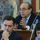 Fernández Santos en una intervención en un Pleno junto a sus compañeros Daniel de la Rosa y Nuria Barrio.-RAÚL G. OCHOA