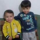 El niño sirio Aylan, de 3 años, y su hermano mayor Galip, de 5, ríen mientras juegan con un osito de peluche.-TWITTER