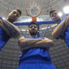 Javi Vega, Álex Barrera y Goran Huskic posan antes del entrenamiento de ayer en el Coliseum.-RAÚL OCHOA