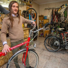 José, en su taller 'Bicicletas Kafka', impulsado en plena plandemia. SANTI OTERO