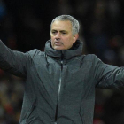 Mourinho gesticula en el partido enter el United y el City del domingo en Old Trafford.-AFP / OLI SCARFF