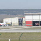 Los hangares del aeropuerto de Villafría donde se ven dos vehículos de bomberos-ISRAEL L. MURILLO