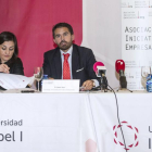 María Gordo, vocal de la asociación, Jaime Sanz, presidente de la asociación, y Ana Díez, vocal de la asociación, en la rueda de prensa que realizaron ayer en la sede de la Isabel I.-ISRAEL L. MURILLO