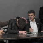 El nuevo redactor jefe de 'Charlie Hebdo', Gerard Biard, rompe a llorar durante la rueda de prensa.-Foto: REUTERS / PHILIPPE WOJAZER