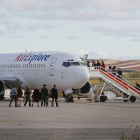 Un grupo de pasajeros sube a un avión con destino a Roma desde la pista de Villafría en una imagen de archivo.-RAÚL G. OCHOA