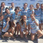 Las jugadoras del Opel Grupo Julián posan con sus trofeos, ayer, en Valencia.-ECB
