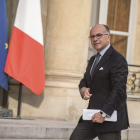 Bertrand Cazeneuve, a las puertas del Elíseo, el pasado verano.-EFE / CHRISTOPHE PETIT TESSON