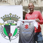 Mikel Saizar posa delante del Arco de Santa María.-RAÚL G. OCHOA