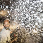 La policía de Israel utiliza cañones de agua para dispersar a los manifestantes israelís de origen etíope en Tel Aviv.-Foto:   AFP / JACK GUEZ