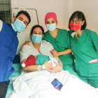 Personal del hospital junto a los padres del primer bebé del año en Aranda. ECB