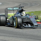 Lewis Hamilton pilotando en Monza.-AFP / ANDREAS SOLARO