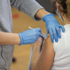 Una mujer recibe la dosis de vacuna contra el Covid. SANTI OTERO