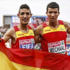 Mechaal, a la derecha, junto a Fifa tras la final de 5.000 del campeonato de Europa.-EL PERIÓDICO
