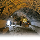 La bóveda de la ermita está decorada con imágenes del martirio y los milagros de San Tirso, una capilla sixtina del arte cristiano rupestre. I. L. MURILLO
