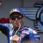 Valentino Rossi (Yamaha) celebra, en el podio de Barcelona, su cuarto tercer puesto de esta temporada.-AP / ERIC ALONSO