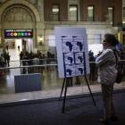 Una mujer ante un cartel con información sobre el ébola en el Hospital Bellevue de Nueva York donde está incresado el doctor Craig Spencer.-Foto: REUTERS / EDUARDO MUÑOZ