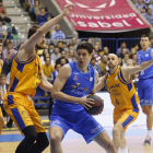 Huskic postea ante el jugador del Gran Canaria Balvin.-SANTI OTERO