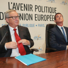 El presidente de la Comisión Europea, Jean-Claude Juncker, con el primer ministro francés, Manuel Valls.-JACQUES DEMARTHON / AFP