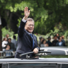 Moon Jae-in saluda tras la toma de posesión como nuevo presidente de Corea del Sur, en Seúl.-YONHAP