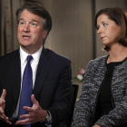 El juez Brett Kavanaugh, junto a su esposa Ashley Estes Kavanaugh, durante una entrevista con la cadena Fox.-AP
