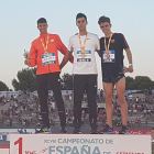 Gómez (centro)en lo más alto de podio junto a Mechaal y Ben.-@ATLETISMORFEA