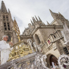 La impresionante carroza encargada de portar el Custodio parte de la Catedral burgalesa para iniciar la procesión.-SANTI OTERO