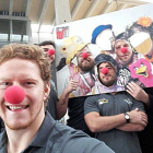 Álvaro González y Ruan Snyman posan en primer término durante la visita del UBU Colina Clinic al Hospital Universitario, ayer.-TWITTER / @RUGBYAPAREJOS