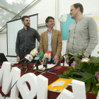 Álvaro Manso (c.) y Víctor Adot (d.), presidente y vicepresidente del gremio, en la presentación del documento.-Raúl Ochoa