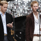 Los príncipes Guillermo y Enrique, en el 2007.-REUTERS / STEPHEN HIRD