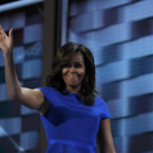 Michelle Obama saluda tras pronunciar su discurso en la convención demócrata.-REUTERS / JIM YOUNG