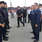 El ministro Juan Ignacio Zoido ha visitado a los agentes de la Policía y la Guardia Civil desplegados en Barcelona.-EL PERIÓDICO