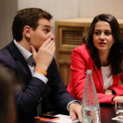 Albert Rivera e Inés Arrimadas, en la reunión de la ejecutiva de Ciudadanos para valorar los resultados de las elecciones al Parlament.-JOAN CORTADELLAS