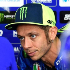 Valentino Rossi atiende las explicaciones de sus técnicos en Motorland.-AFP / JOSÉ JORDAN