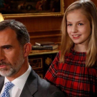 El rey Felipe y su hija Leonor, Princesa de Asturias, el día en el que se grabó el mensaje de Nochebuena.-CASA DEL REY