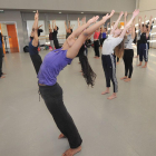 Alumnos de la Escuela Profesional de Danza de Castilla y León en una clase.-ISRAEL L. MURILLO