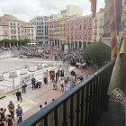 Fidel Herráez muestra la Custodia ante los fieles congregados bajo el balcón del Ayuntamiento en el momento de la bendición.-RAÚL G. OCHOA