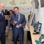 Javier Villacampa presentó las novedades a Francisco Conde, conselleiro de Industria de la Xunta de Galicia.-ECB