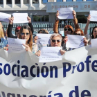 Las peluqueras protestando frente a la delegación de Hacienda en la capital burgalesa.-ISRAEL L. MURILLO