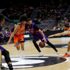 El barcelonista Mirotic (c) intenta culminar una jugada ante Valencia Basket.-EFE