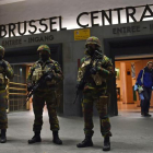 Soldados enmascarados frente a la estación central de Bruselas.-AFP