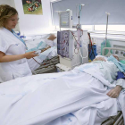 Una enfermera atiende a dos pacientes en el HUBU.-RAÚL G. OCHOA