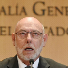 El fiscal general del Estado, José Manuel Maza,durante su comparecencia en la sede de la Fiscalía ante los periodistas.-FERNANDO VILLAR (EFE)