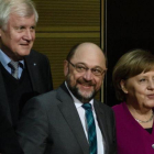 Merkel (derecha), junto a Schulz (centro) y Horst Seehofer, presidente de la CSU, durante la reunión en la sede del Partido Socialdemócrata (SPD) en Berlín, el 2 de febrero.-EFE / CLEMENS BILAN