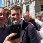 Pablo Casado, con simpatizantes del PP, el domingo en Ávila. /-RAÚL SANCHIDRIÁN (EFE)