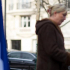 El guardaespaldas de Marine Le Pen,  Thierry Legier, en segundo plano, durante un acto electoral de la líder ultraderechista en las elecciones presidenciales del 2012.-MARTIN BUREAU