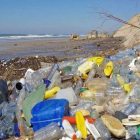 Basura y desechos plásticos se acumulan en las playas y oceanos.-EL PERIÓDICO
