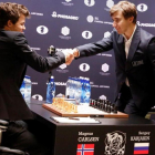 Carlsen y Karjekin firman las tablas en Nueva York.-REUTERS / SHANNON STAPLETON