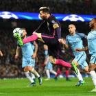 Messi controla el balón antes de marcar.-GETTY IMAGES / SAHUN BOTERILL