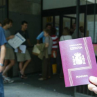Colas para hacerse el pasaporte en una comisaría de Barcelona, en una imagen de archivo.-ALBERT BERTRAN