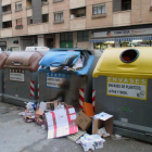La mayoría de contenedores incendiados son los de papel y cartón.-E.M.